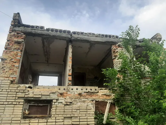 Здание, кадастровый номер: 45:25:060608:627, площадь: 165,0 кв.м., земельный участок, категория земель: земли населенных пунктов, виды разрешенного использования: деловое управление, кадастровый номер: 45:25:060606:337, площадь: 390,0 кв.м., по адресу г. Курган, микрорайон Утяк, ул. Садовая, 28а.