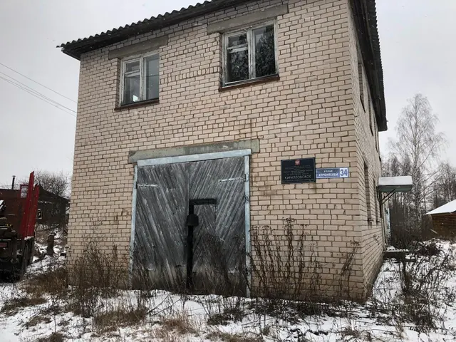 Нежилое здание, расположенное по адресу: Вологодская область, м.о. Кирилловский, г. Кириллов, ул. Строителей, д. 34