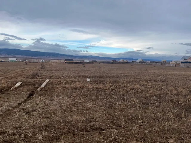 Земельный участок площадью 800 кв. м, кадастровый номер 03:08:360101:2029, категория земель - земли населенных пунктов, вид разрешенного использования - для индивидуального жилищного строительства. Местоположение: Республика Бурятия, Иволгинский р-н, с. Иволгинск.