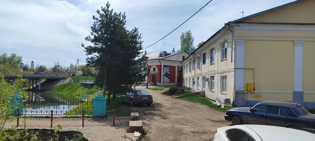 Нежилое здание, площадью 1302,9кв.м,  являющееся объектом культурного наследия регионального значения «Корпус № 4», 2-ая пол.ХIХв., входящего в состав объекта культурного наследия регионального значения «Шесть корпусов торговых рядов», кон. XVIII-п.п. ХIХв. с земельным участком  площадью 1200 кв.м, с кадастровым номером 69:47:0130206:2, расположенные по адресу: Тверская обл., г. Торжок, ул. Торговые ряды, д.3.