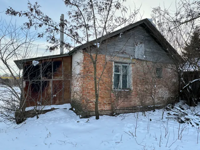 Здание 61,6 кв.м и земельный участок 391 кв.м, расположенные по адресу: Курская область, р-н. Солнцевский, с. Зуевка, ул. Центральная, д. 33