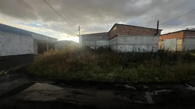 земельный участок с кадастровым номером 42:11:0116041:1371, площадью 60 +/- 3 кв.м., расположенный по адресу: Кемеровская область, Промышленновский район, пгт. Промышленная, мкр. Южный, 13/47.         Категория земель: земли населенных пунктов.         Разрешенное использование земельного участка: хранение автотранспорта.