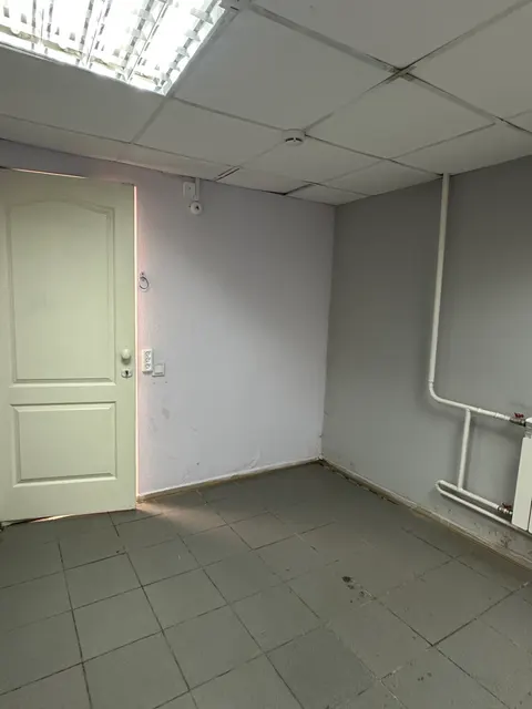 Нежилое помещение № 17 площадью 10,5 кв.м (согласно выкопировке из  поэтажного плана дома), расположенное по адресу: г. Кемерово, ул. 9 Января, 12, пом. 71, подвал № 1, общей площадью 277,0 кв.м, закрепленное на праве оперативного управления за          МБУ «ЦПП».  Целевое назначение: для ведения предпринимательской деятельности.  Режим использования: понедельник - воскресенье с 07:00 до 22:00.