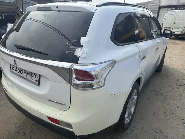 Автомобиль марки "Mitsubishi Оutlander" г.р.з В338РМ89. ТС обременено ЗАЛОГОМ, который остается на имуществе, согласно ГК РФ (покупатель оплачивает залог самостоятельно). ТС имеет ограничения ФССП на регистрационные действия (ключи и документы отсутствуют, техническое состояние не проверялось, пробег не известен). Имущество продается в том виде, в каком оно есть, в случае продажи возврату/обмену не подлежит. За скрытые дефекты имущества Продавец ответственности не несет.