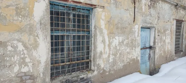 Земельный участок общей площадью 1 154 кв.м. с кадастровым номером: 43:42:000006:37 с расположенным на нем объектом федерального имущества – здание архива общей площадью 181,3 кв.м. с кадастровым номером: 43:42:000006:140 по адресу: Российская Федерация, Кировская область, г.о. город Кирово-Чепецк, г. Кирово-Чепецк, ул Свободы, д. 3а.