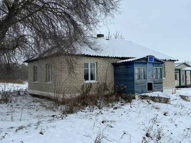 Здание 74,6 кв.м и земельный участок 383 кв.м по адресу: Курская область, Советский район, Краснодолинский сельсовет, с. Красная Долина, д. 35б