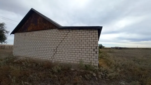 Здание с кадастровым номером 56:11:0701001:44 и земельный участок под ним с кадастровым номером 56:11:0701001:48