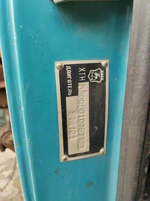 Автомобиль ГАЗ-САЗ 35071, г.в. 1996, VIN: XTH330900T0787163, г/н: О491МС11, Документы: Нет, Ключи: Нет, Примечание: В ходе внешнего осмотра установлено наличие колес, запасное колесо, кузов бортовой, кабина, фары, заднее стекло в кабине разбито, лобовое стекло в кабине имеет трещины. В кабине имеются сидения, руль, педали. АС ПИБИ: 11-009067-1