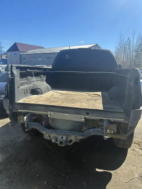 Автомобиль марки "TOYOTA TUNDRA" VIN 5TFBY5F1XAX095822, черного цвета, 2009 г.в., г/з Е808ТО186. ТС обременено ЗАЛОГОМ, который остается на имуществе, согласно ГК РФ (покупатель оплачивает залог самостоятельно). ТС имеет ограничения ФССП на регистрационные действия (ключи и документы отсутствуют, техническое состояние не проверялось, пробег не известен). Имущество продается в том виде, в каком оно есть, в случае продажи возврату/обмену не подлежит.