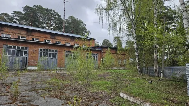 Здание, 2-этажное, площадь 1895,8 кв. м, кадастровый номер 70:21:0200038:858, с земельным участком площадью 4024 кв. м, занимаемым объектом недвижимости, кадастровый номер 70:21:0200038:1486. Адрес : Томская область, г. Томск, ул. Басандайская, д. 26/1