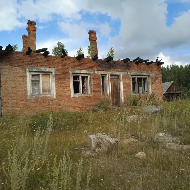 Здание Крутихинского лесничества. Литера А, расположенное по адресу: Режевской район, поселок Крутиха, ул. Шоссейная, 2А. Площадь – 116,1 кв. метра с земельным участком площадью 1699+/-8,89 кв.м.