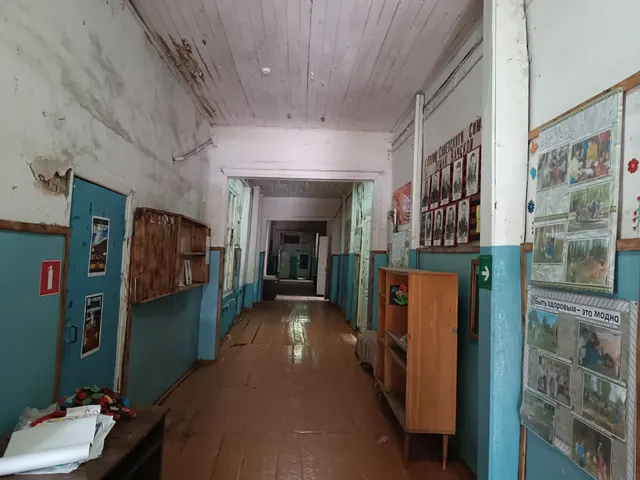 Нежилое здание с прилегающим земельным участком