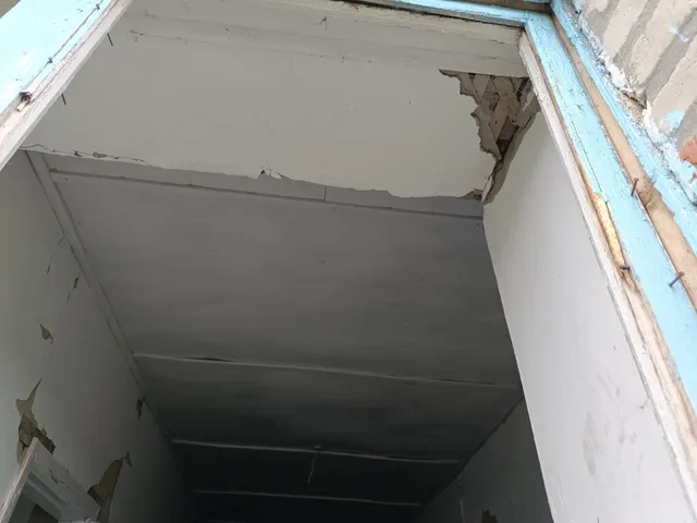 Нежилое здание больницы с земельным участком