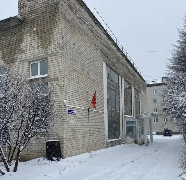 Продажа находящегося в федеральной собственности объекта недвижимого имущества площадью 1 490,2 кв. метра (кадастровый номер 49:09:030127:64), по адресу: Магаданская область, г. Магадан, ул. Коммуны, д. 8/12, одновременно с находящимся в федеральной собственности земельным участком площадью 3 638 кв. метров (кадастровый номер 49:09:030127:6).
