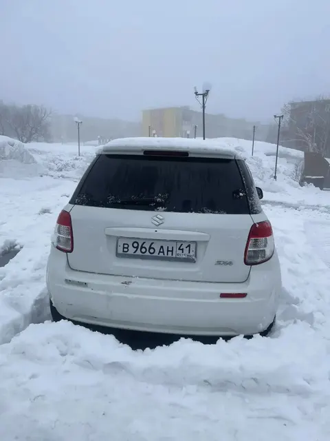 Автомобиль Suzuki SX4, 2007 года выпуска, цвет - белый, государственный номер В966АН41, номер шасси УВ41S101091, модель двигателя J20A, номер двигателя 502444, мощность двигателя - 145 л.с, номер двигателя - 1995 куб. см.