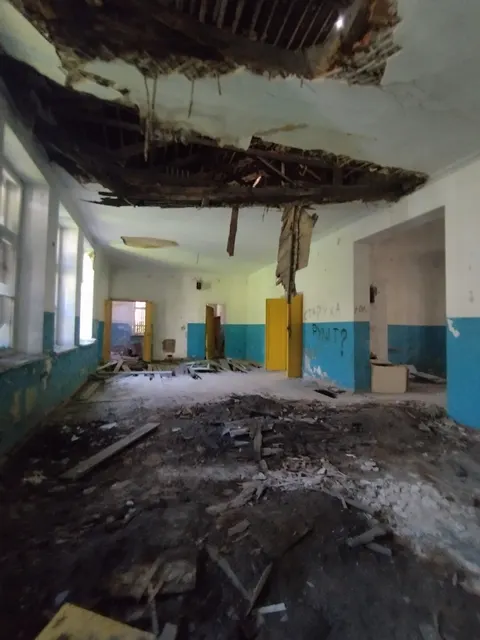Здание школы с земельным участком