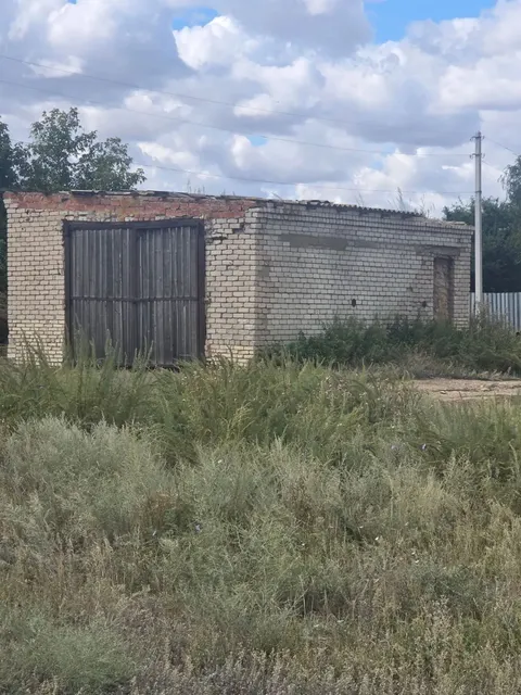 Нежилое здание с земельным участком