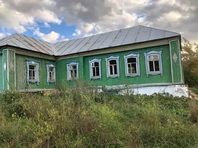 - здание школы, общей площадью 120,1 кв.м., с кадастровым номером 16:16:310503:497 по адресу: Республика Татарстан, Высокогорский район, Иске-Казанское сельское поселение, с.Куркачи, ул.Центральная, д.38А; - земельный участок, категория земель - земли населенных пунктов, вид разрешенного использования - для размещения школы, площадью 1035 кв.м, кадастровый номер 16:16:310503:494, адрес: Иске-Казанское сельское поселение, с.Куркачи, ул.Центральная, д.38А.