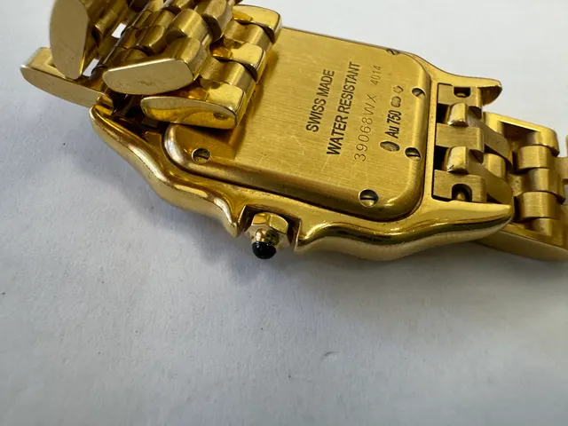 Наручные часы «Cartier Pandere de Cartier ref. WGPN0009», корпус прямоугольный, из металла золотистого цвета, браслет из металла золотистого цвета с замком. На оборотной стороне часов имеется штампованная надпись «CARTIER», «SWISS MADE», «WATER RESISTANT», «39068WX 4014», «Аu750», б/у