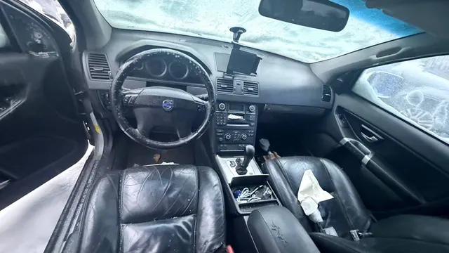 Автомобиль VOLVO XC 90 , 2008 г.в., г/н К695ОC178, VIN: YVICM716681486659, цвет серебристый, АКПП,. Автомобиль без двигателя (двигатель находится в салоне в разобранном состоянии).