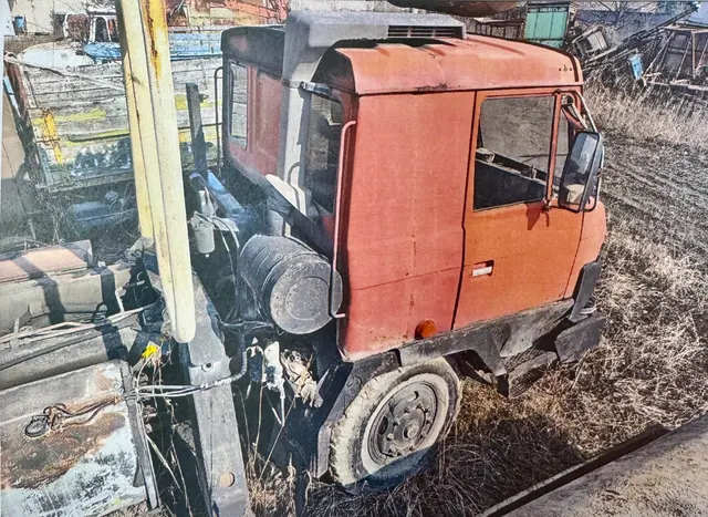 Движимое имущество: транспортное средство марка TATRA УДС, наименование: грузовой - самопогрузчик, ПТС – 25 BX 191263, идентификационный № - отсутствует, № двигателя (двигателей) - 87153, № шасси (рама) - 22051, № кузова (кабины, прицепа) - отсутствует, цвет кузова (кабины, прицепа) - оранжевый, год выпуска - 1990, регистрационный знак – О 931 НР
