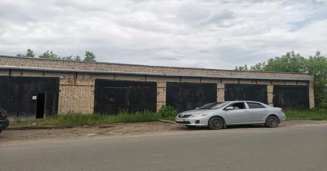 Право временного владения и пользования на условиях договора аренды зданием гаража, площадью 251,8 кв.м., расположенного по адресу: Россия, 610044, Приволжский ФО, Кировская область, Октябрьский, Город Киров, ул. Сормовская, д. 5, кадастровый номер 43:40:000106:301.