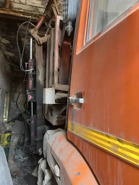 Грузовой автомобиль МК-4452-02, 2018 г.в., г/н М139ТО161, VIN X89445202J0AA3007, номер шасси (рамы) XTC432534H1375700, номер кузова (прицепа) 532050Н2484638, оранжевого цвета, имеется трещина переднего бампера, по кузову сколы и царапины, должник ООО Спецавтохозяйство (ИНН: 6144020778), (Поручение ТУ Росимущества в РО от 02.10.2026 № 61-1777-У). Адрес (местоположение): Ростовская область, г. Гуково, ул. Бетонная, д. 6.