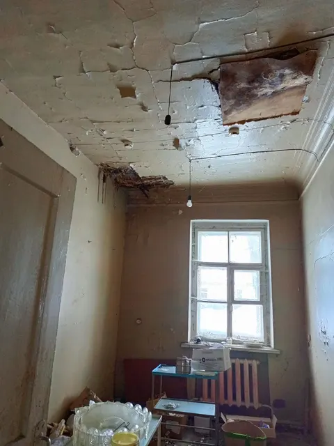 Нежилое здание (врачебная амбулатория), общей площадью 527,6 кв. м,                год постройки 1988, количество этажей 2, в том числе подземных 1, кадастровый номер 22:04:130002:1221, по адресу: Российская Федерация, Алтайский край, Бийский район, с. Лесное, ул. Советская, д. 36, расположено на земельном участке с кадастровым номером 22:04:130002:403 площадью 1764 кв. м.