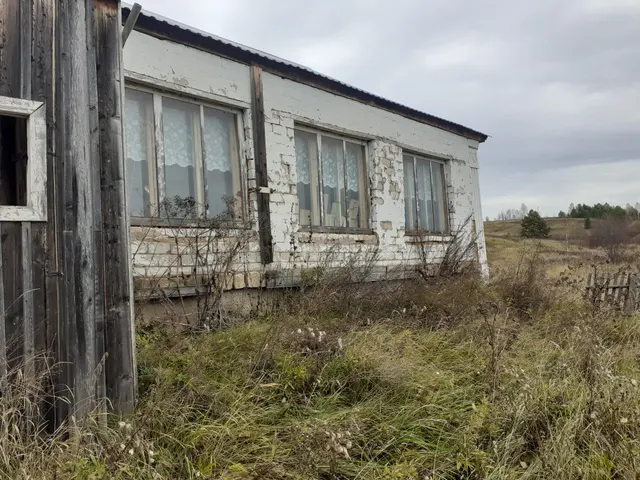 Нежилое здание общей площадью 146,3 кв.м. с кадастровым номером 59:20:0670101:188 и земельный участок общей площадью 929 кв.м. с кадастровым номером 59:20:2760103:334