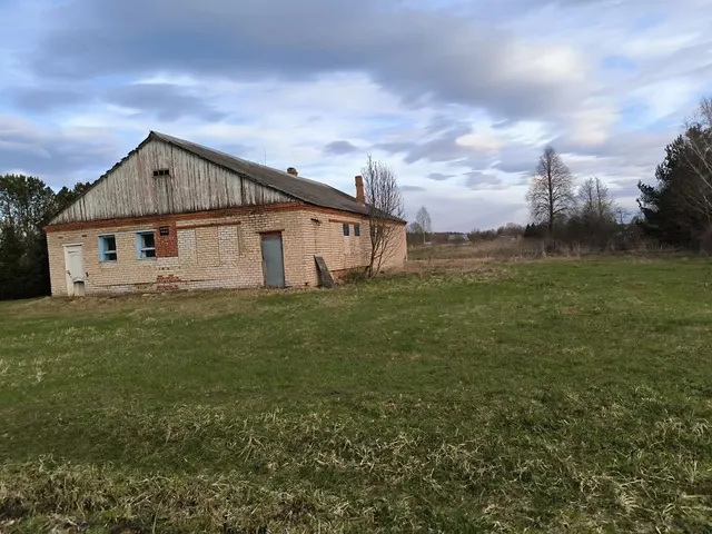 Предметом аукциона является продажа муниципального имущества Малоярославецкого муниципального округа Калужской области — нежилых зданий с земельными участками, помещений — на право заключения договоров купли-продажи.