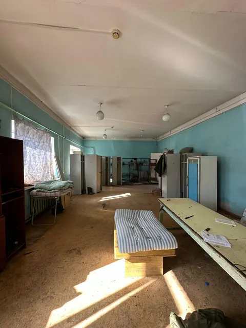 Нежилое здание (красный уголок) площадью 101,5 кв. м, кадастровый номер 27:22:0030307:66, местонахождение: Хабаровский край, г. Комсомольск-на-Амуре, ул. Сахалинская д. 6.