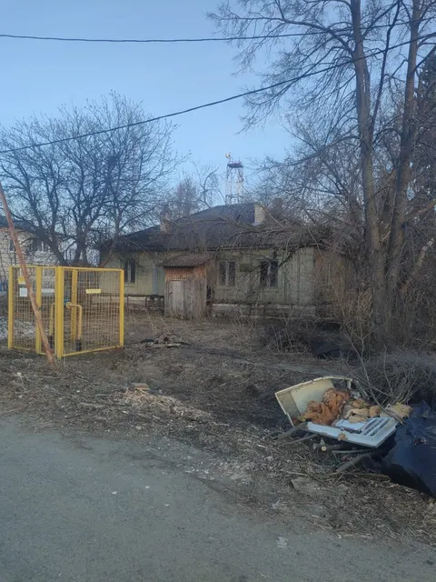 Земельный участок площадью 758 кв.м.,  кадастровым номером 72:05:1001002:6, РФИ П11770005128, и расположенное на нем нежилое здание площадью 107.1 кв.м., с кадастровым номером 72:05:1001002:663, РФИ П12770076172, адрес: Тюменская область, р-н Вагайский, с. Вагай, ул. Кооперативная, д. 1.