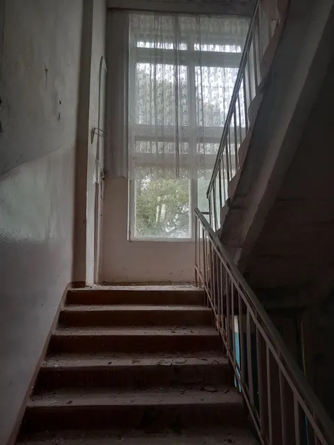 Нежилое здание с кадастровым номером 40:22:026501:386, площадью 550,3 кв. м, местоположение – Калужская область, Ферзиковский район, д. Сугоново, дом 53, материал стен – капитальное, бетонные, кирпичные; количество этажей – 2, в том числе подземных – 0. Земельный участок с кадастровым номером 40:22:026501:169, площадью 4485 кв. м, категория земель: земли населенных пунктов,разрешенного использования: для размещения школьных участков.