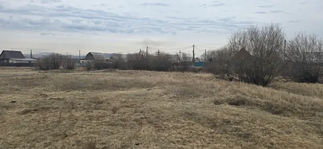 Земельный участок площадью 942 кв. м, кадастровый номер 03:08:350101:664. категория земель - земли населенных пунктов, вид разрешенного использования - для размещения садоводческого некоммерческого товарищества. Местоположение установлено относительно ориентира, расположенного в границах участка. Почтовый адрес ориентира: Республика Бурятия, Иволгинский р-н, с. Поселье, СНТ «Родник», уч. 299.