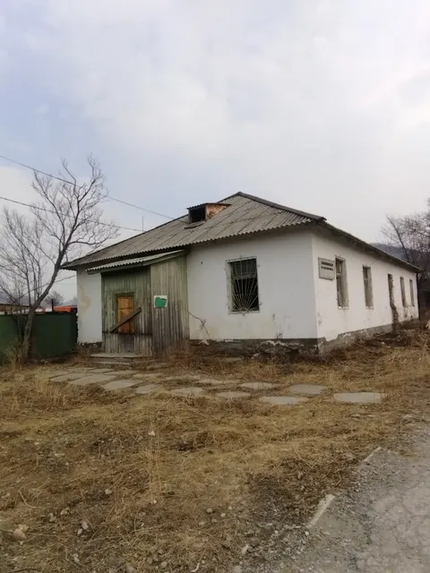 нежилое здание- амбулатория площадью 177,2 кв.м. с земельным участком площадью 293,0 кв.м.