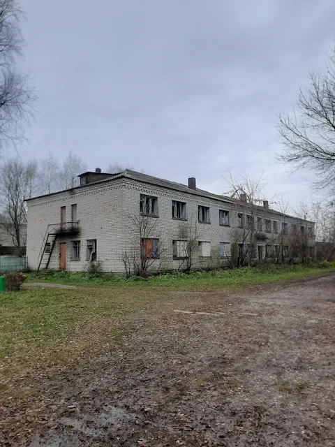 Земельный участок площадью 776,0 кв. м, кадастровый номер 32:20:0351201:436 с расположенным на нем объектом: здание интерната, назначение: нежилое здание, количество этажей: 2, общей площадью 872,4 кв. м, кадастровый номер 32:20:0351201:136