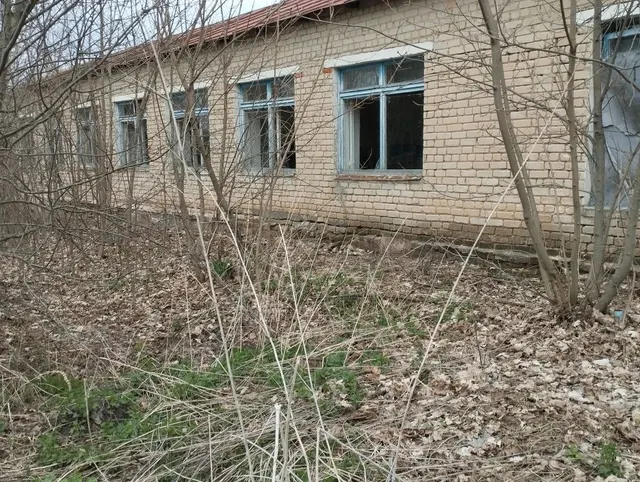 Земельный участок площадью 22 575 +/- 107 кв.м., кад.№: 48:14:1560105:12; административное здание 912,9 кв.м., здание котельной 116,4 кв.м., сооружение (уборная) 25,6 кв.м. по адресу: Липецкая обл, р-н Становлянский, с/п Михайловский сельсовет, с. Семенек, ул. Юрикова, д. 23
