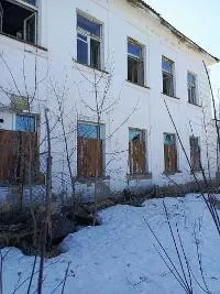 Здание, назначение: нежилое, этажность: 2, общая площадь 2413,1 кв.м., кадастровый номер 43:09:310116:251, с земельным участком, категория земель: земли населенных пунктов, разрешенное использование: для эксплуатации учебного корпуса, кадастровый номер 43:09:310116:75, общая площадь 9177,0 кв.м., расположенное по адресу: РФ, Кировская область, м.р-н Зуевский, г.п. Зуевское, г. Зуевка, ул. Степана Халтурина, д. 6.