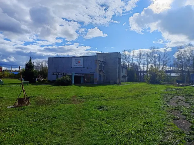 Продажа нежилого отдельно стоящего двухэтажного кирпичного здания с.Колмогорово, мкр. Молодежный,5Б для разбора на строительные материалы (под снос)