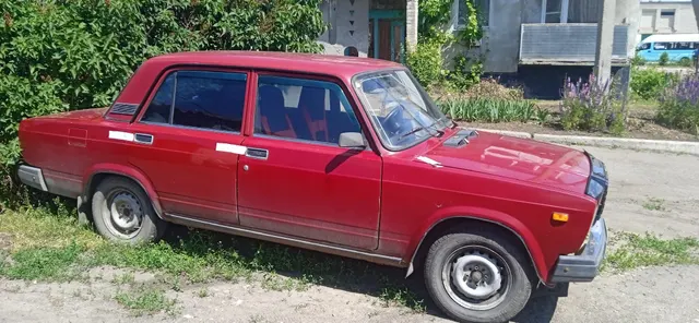 Автомобиль ВАЗ 2107, год выпуска не установлен, г/н У915АХ181, VIN: XTA21070072507337, в кузове красного цвета.