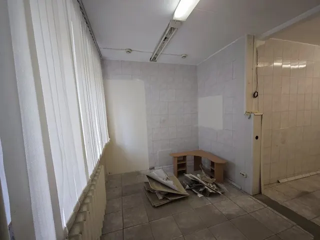 Нежилое помещение площадью 13,6 кв.м. (№№ помещения согласно поэтажному плану: 25), расположенное в нежилом помещении (Литера «А») с кадастровым № 18:26:010339:1284 на 1 этаже по адресу: Удмуртская Республика, г. Ижевск, ул. Майская, 21.