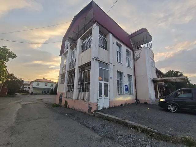 Нежилое административное здание