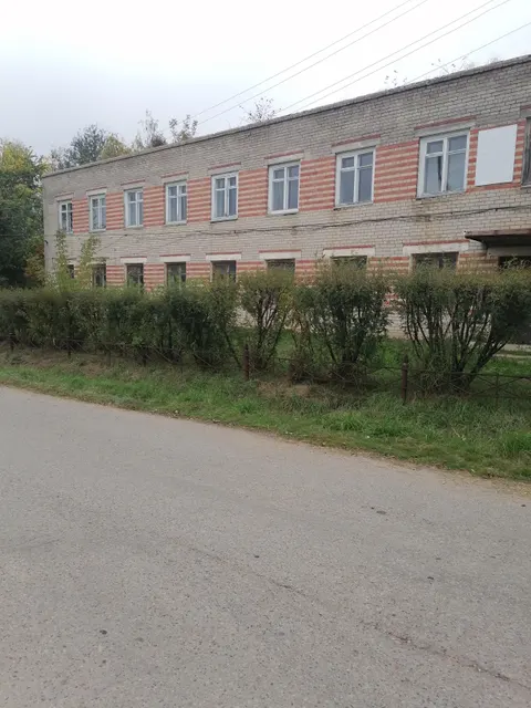 Нежилое здание с кадастровым номером 43:01:310107:186, год ввода в эксплуатацию 1976, площадью 594,4 кв.м, назначение - нежилое с земельным участком кадастровый номер 43:01:310107:38, площадью 1322 кв.м, категория земель – земли населенных пунктов, вид разрешенного использования – для размещения здания типографии расположенное по адресу: Кировская область, Арбажский район, пгт Арбаж, ул. Кооперативная, д.18