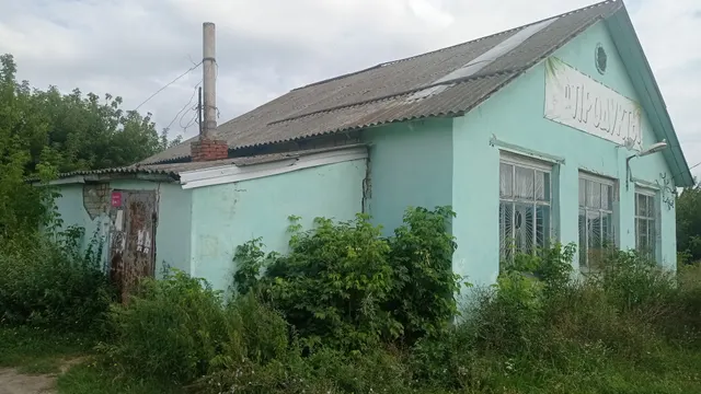 Нежилое здание с прилегающим земельным участком