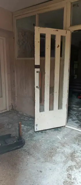 Нежилое здание с земельным участком