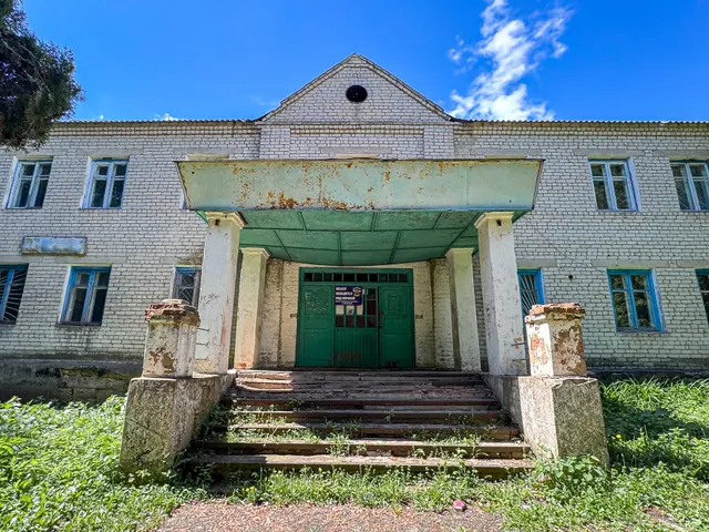 Лот № 1: Помещение, назначение: нежилое, наименование: нежилое помещение, площадь: 23,3 кв. м., этаж №1, кадастровый номер: 48:14:0000000:649, адрес: Липецкая область, р-н Становлянский, с/п Петрищевский сельсовет, с. Дмитриевка