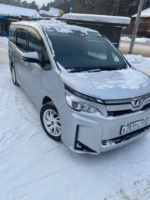 Легковой автомобиль TOYOTA VOXY, 2018г.в., г/н K781PC124, VIN ZRR80-0436410, номер кузова ZRR80-0436410, номер двигателя 3ZR0C05671, цвет серый. Начальная цена продажи 1 737 315 руб. Задаток 260620 руб.