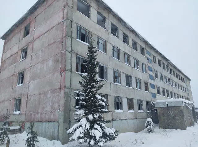 Здание казармы, назначение: нежилое, площадью 3 764,2 кв. м, этажность 4, в т. ч. подземных 0, кадастровый номер 11:12:0201001:2347, местоположение: Республика Коми, г. Печора, п. Березовка с земельным участком