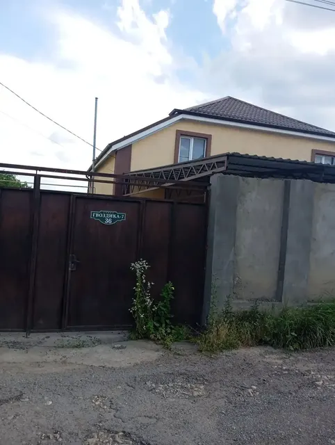 Залоговое имущество должника Петросян В.Х.: жилой дом, площадь 240,4 кв.м, кадастровый номер 26:12:020713:723, земельный участок, площадь 634 +/- 9 кв.м, кадастровый номер 26:12:020713:280, ипотека, запрещения регистрации, ограничения прав на земельный участок, предусмотренные ст. 56 ЗК РФ, адрес: Ставропольский край, г. Ставрополь, с/т «Гвоздика», ул. 7-я Садовая, участок № 36.Начальная продажная цена 6 593 871,60 рублей. Сумма задатка 300 000 рублей.