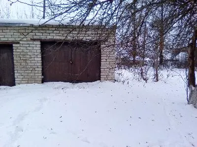 Земельный участок площадью 25 кв.м с кадастровым номером 40:01:180202:34 с расположенным на нем объектом недвижимого имущества — гаражный бокс с кадастровым номером 40:01:180202:647, по адресу: Местоположение установлено относительно ориентира, расположенного в границах участка. Почтовый адрес ориентира: Калужская область